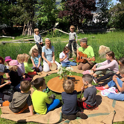 Schulgarten - In Kreisläufen denken lernen, füreinander da sein.