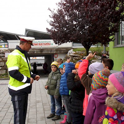 Verkehrserziehung durch einen Polizisten