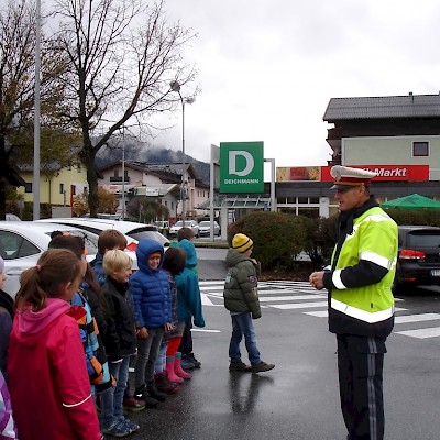 Verkehrserziehung durch einen Polizisten