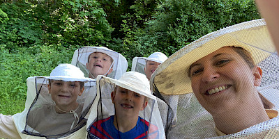 Besuch beim Bienenstock